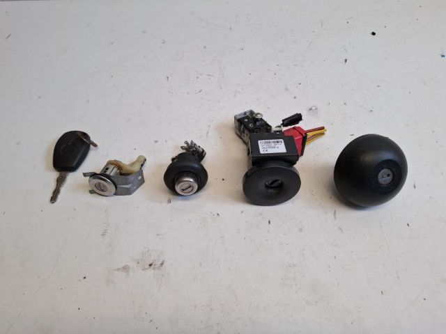 bontott DACIA LODGY Zárbetét Szett