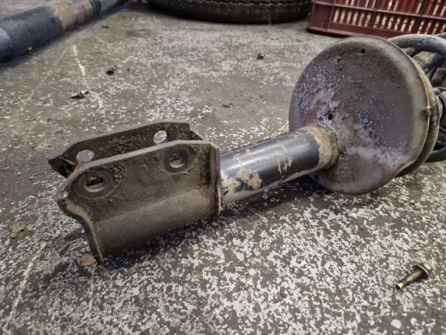 bontott DACIA LOGAN Jobb első Gólyaláb (Lengécsillapító, Rugó)