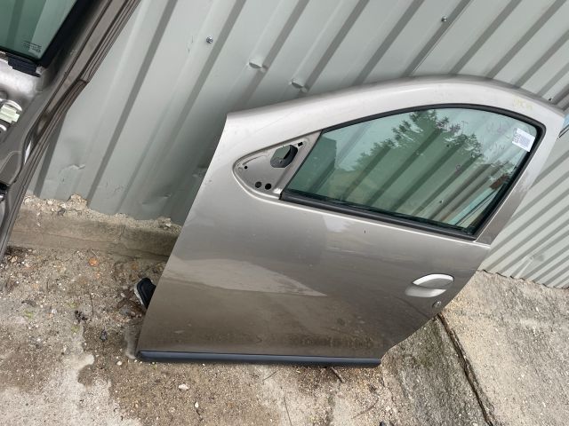 bontott DACIA LOGAN Bal első Ajtó (Részeivel)