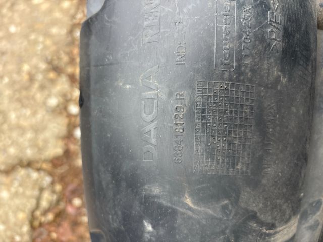 bontott DACIA LOGAN Bal első Dobbetét (Kerékjárati, Műanyag)