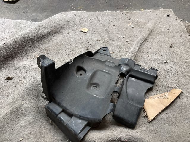 bontott DACIA LOGAN Bal első Dobbetét (Kerékjárati, Műanyag)