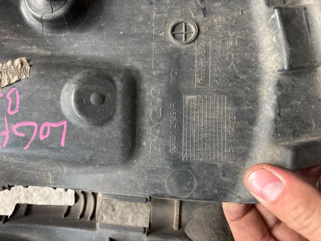 bontott DACIA LOGAN Bal első Dobbetét (Kerékjárati, Műanyag)