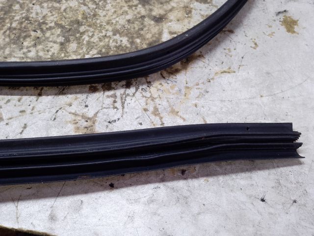 bontott DACIA LOGAN Bal első Gumikéder