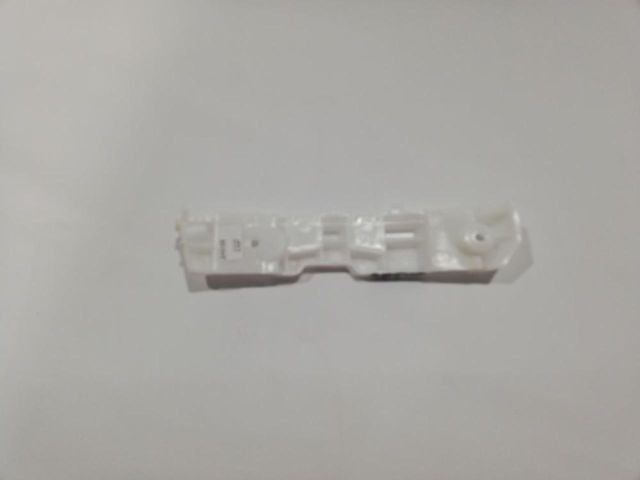 bontott DACIA LOGAN Bal első Lökhárító Tartó (Műanyag)