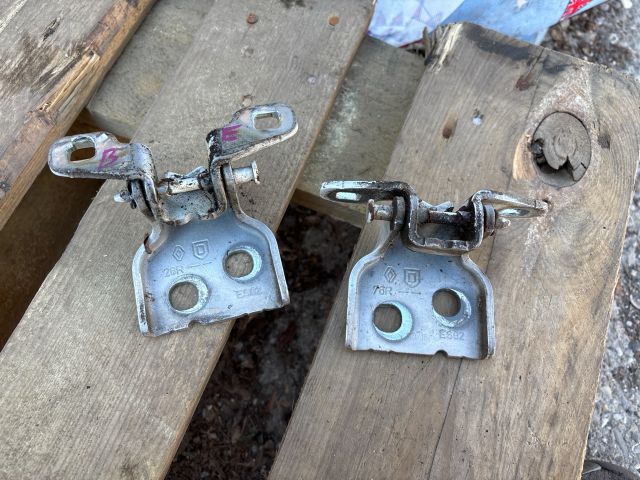 bontott DACIA LOGAN Bal első Zsanér