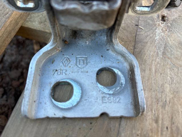 bontott DACIA LOGAN Bal első Zsanér