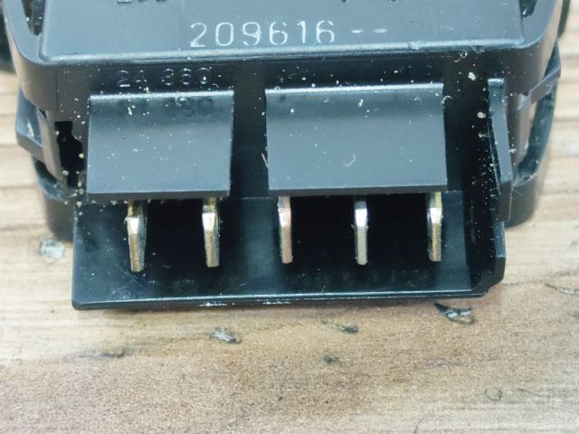 bontott DACIA LOGAN Bal hátsó Ablakemelő Kapcsoló