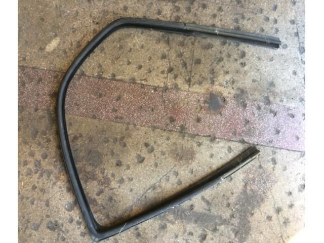 bontott DACIA LOGAN Bal hátsó Ablakvezető Gumi