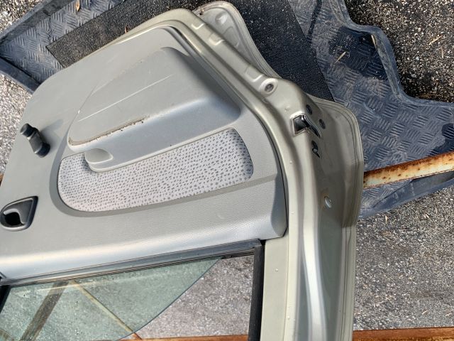 bontott DACIA LOGAN Bal hátsó Ajtó (Részeivel)