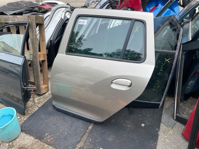 bontott DACIA LOGAN Bal hátsó Ajtó (Részeivel)