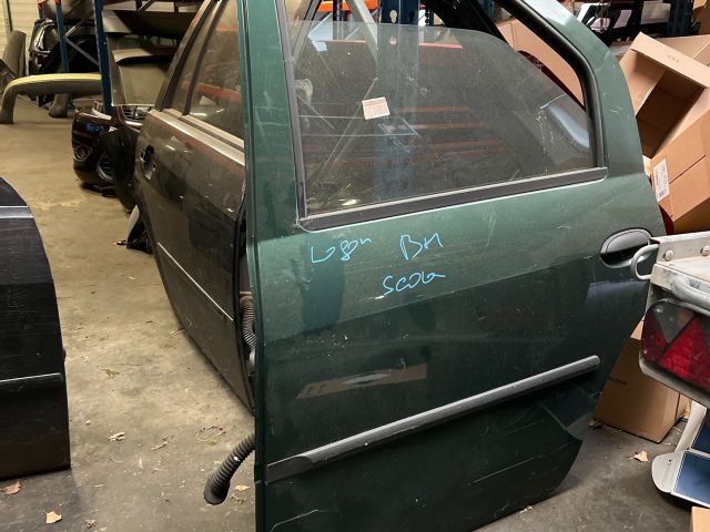 bontott DACIA LOGAN Bal hátsó Ajtó (Részeivel)