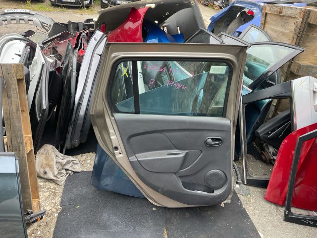bontott DACIA LOGAN Bal hátsó Ajtó (Részeivel)