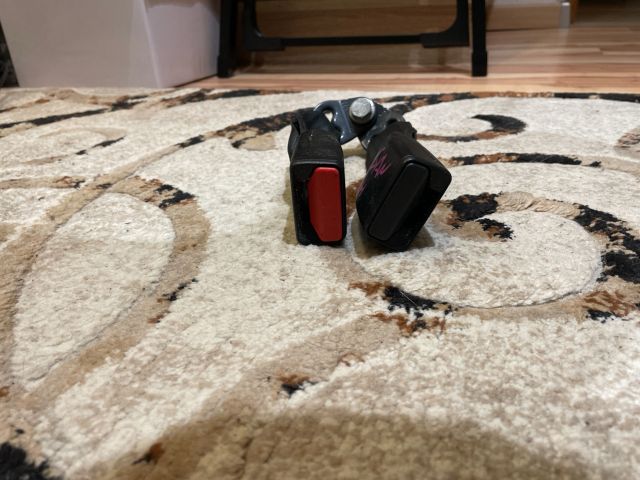 bontott DACIA LOGAN Bal hátsó Biztonsági Öv Csat