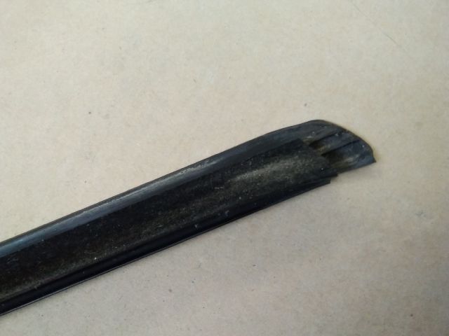 bontott DACIA LOGAN Bal hátsó Vízlehúzó Gumicsík