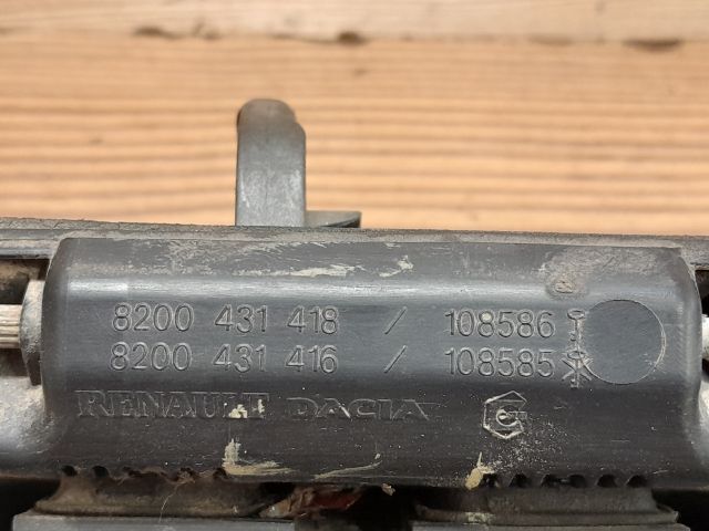 bontott DACIA LOGAN Csomagtér Nyitó Kar / Gomb