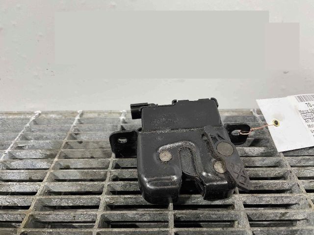 bontott DACIA LOGAN Csomagtérajtó Ütköző