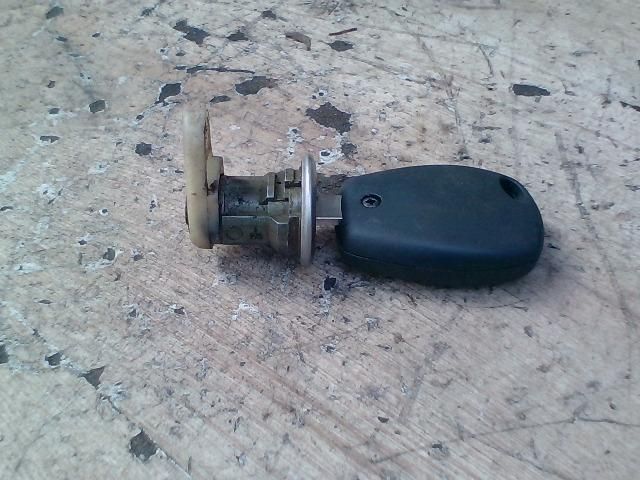 bontott DACIA LOGAN Csomagtérajtó Zárbetét