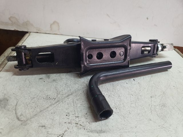 bontott DACIA LOGAN Emelő