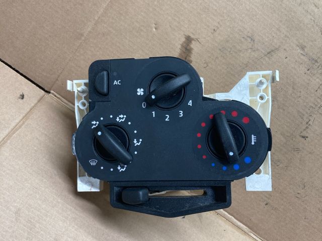 bontott DACIA LOGAN Fűtéskapcsoló (manuális klímás)