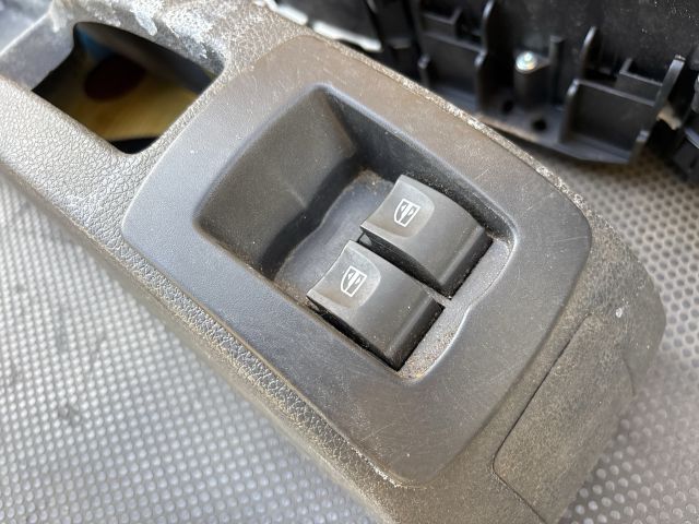 bontott DACIA LOGAN Hátsó középső Ablakemelő Kapcsoló
