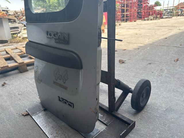 bontott DACIA LOGAN Jobb Csomagtérajtó (Részeivel)