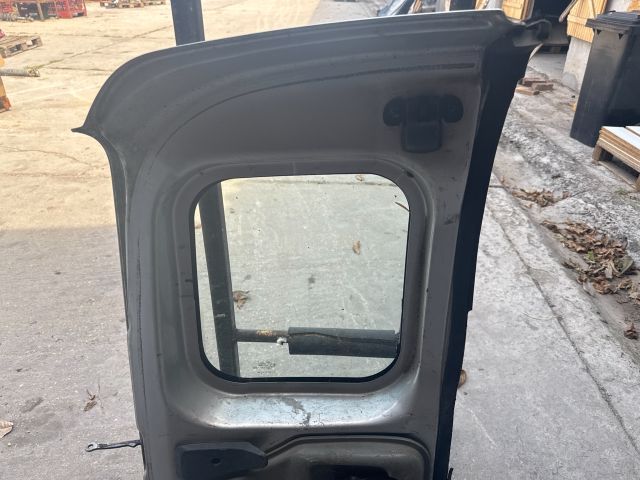 bontott DACIA LOGAN Jobb Csomagtérajtó (Részeivel)