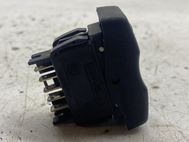 bontott DACIA LOGAN Jobb első Ablakemelő Kapcsoló