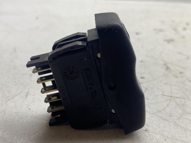 bontott DACIA LOGAN Jobb első Ablakemelő Kapcsoló