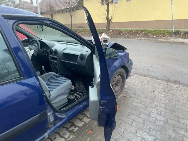 bontott DACIA LOGAN Jobb első Ajtó (Üres lemez)
