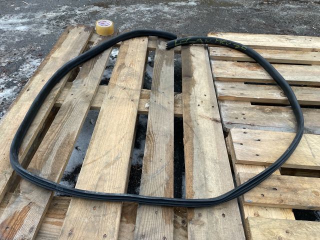 bontott DACIA LOGAN Jobb első Gumikéder