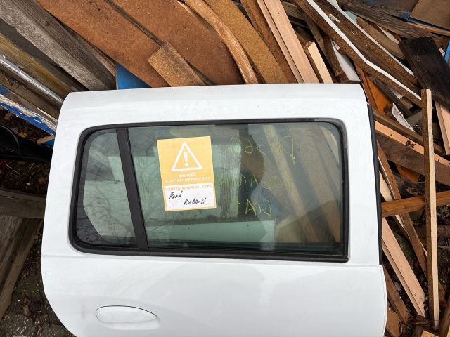 bontott DACIA LOGAN Jobb hátsó Ajtó (Részeivel)