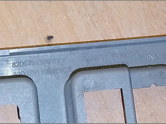 bontott DACIA LOGAN Középkonzol Keret