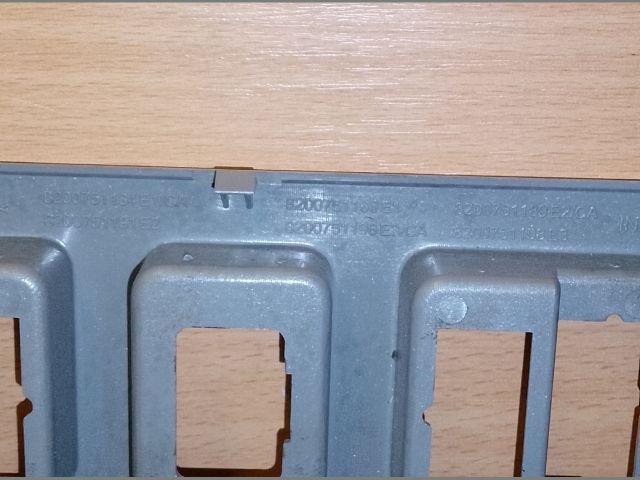 bontott DACIA LOGAN Középkonzol Keret