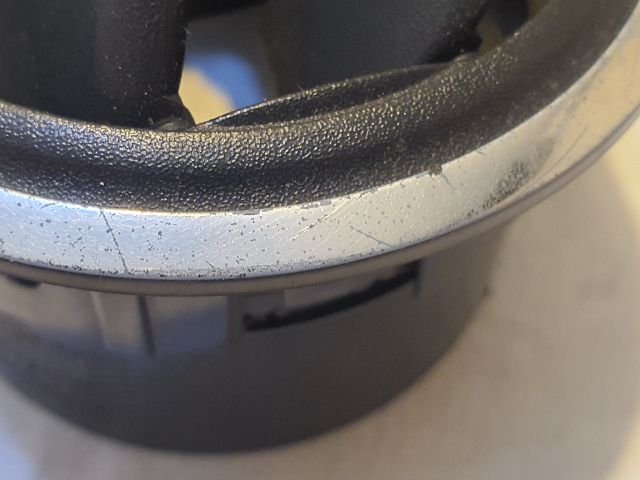 bontott DACIA LOGAN Középső Szellőző