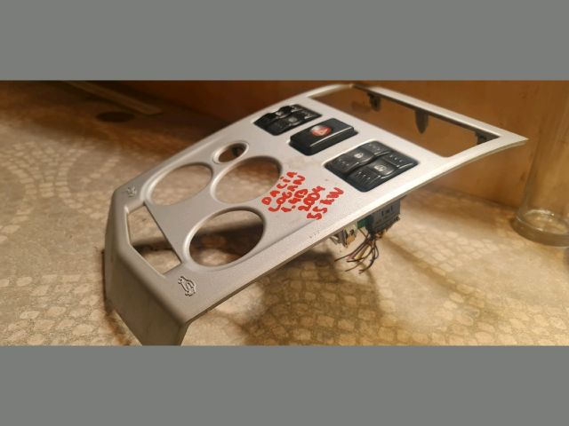 bontott DACIA LOGAN Multifunkciós Kijelző Keret