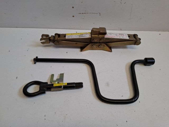 bontott DACIA LOGAN Pótkerék Szerszámtartó