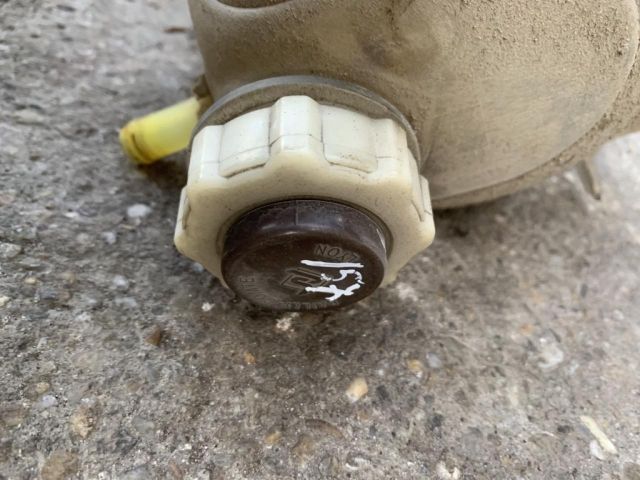 bontott DACIA PICK UP Kiegyenlítőtartály Sapka