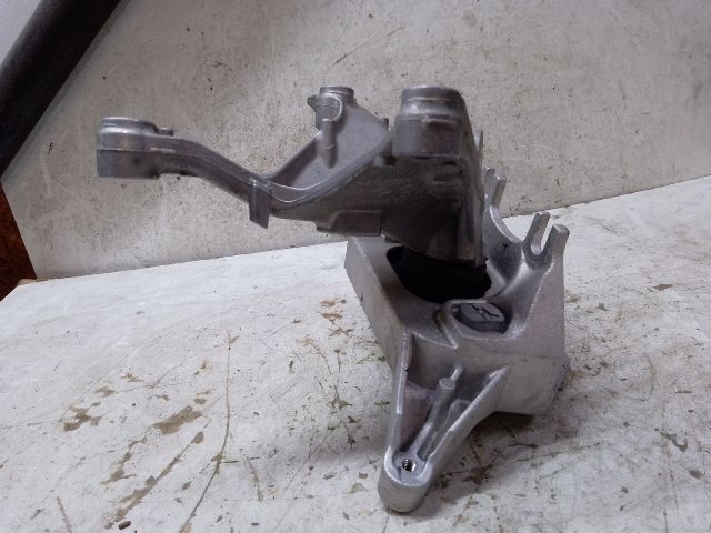 bontott DACIA SANDERO Motor Tartó Bak Jobb