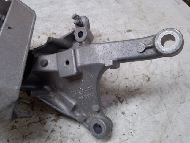 bontott DACIA SANDERO Motor Tartó Bak Jobb