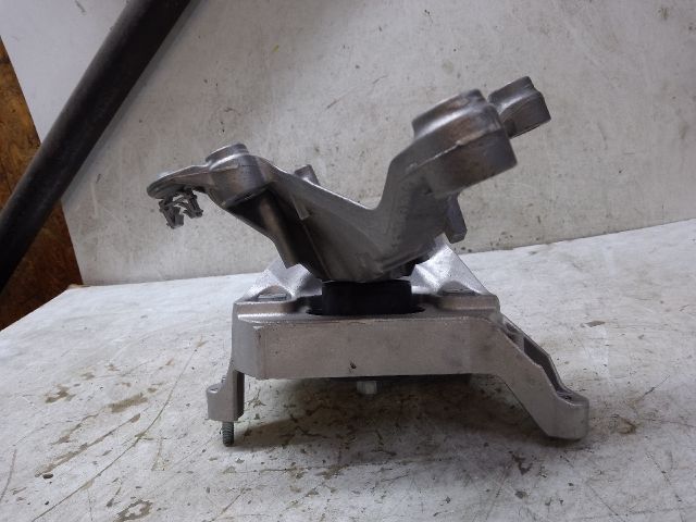 bontott DACIA SANDERO Motor Tartó Bak Jobb