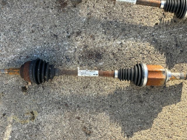 bontott DACIA SANDERO Bal Féltengely