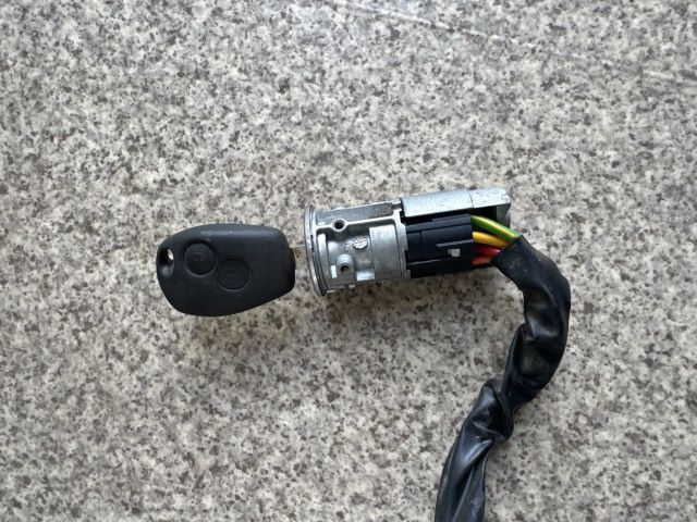 bontott DACIA SANDERO Gyújtáskapcsoló Házzal