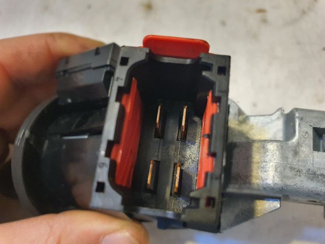 bontott DACIA SANDERO Gyújtáskapcsoló Házzal