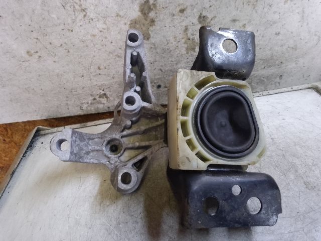 bontott DACIA SANDERO Motor Tartó Bak (Fém)