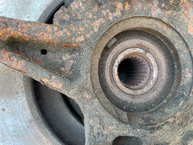 bontott DACIA SANDERO Bal első Kerékagy