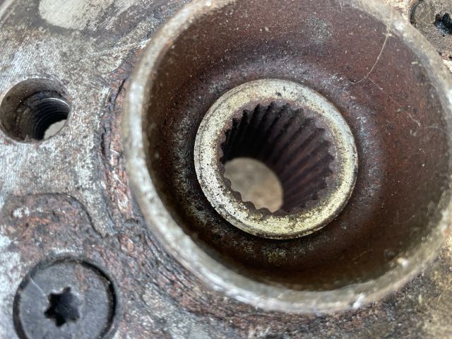 bontott DACIA SANDERO Bal első Kerékagy