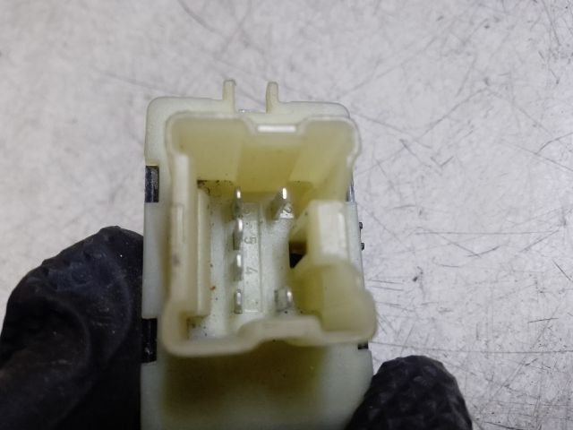 bontott DACIA SANDERO Bal első Ablakemelő Kapcsoló