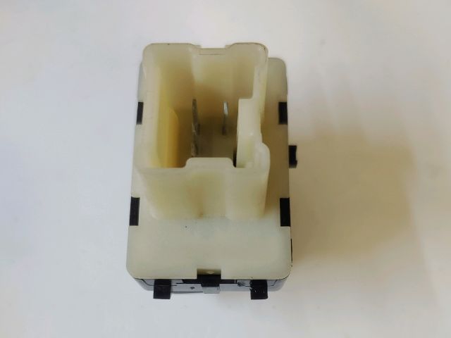 bontott DACIA SANDERO Bal első Ablakemelő Kapcsoló