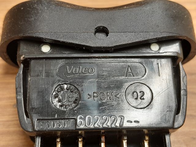 bontott DACIA SANDERO Bal első Ablakemelő Kapcsoló