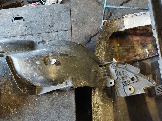 bontott DACIA SANDERO Bal első Dobbetét (Kerékjárati, Műanyag)